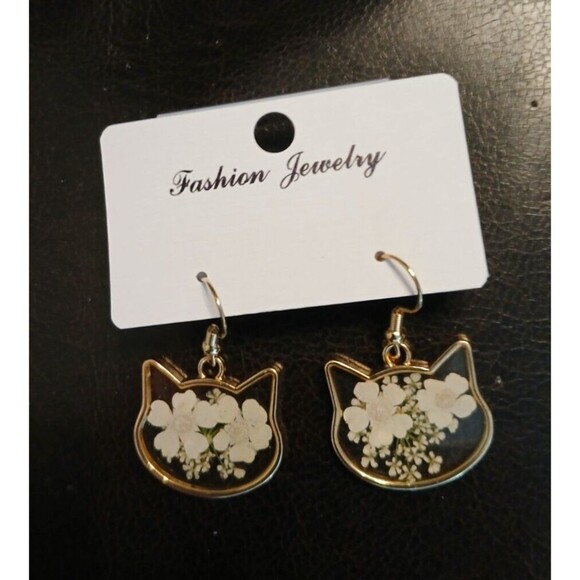 Gold Wired White Flowers Cat Face Earrings - Picture 4 of 5